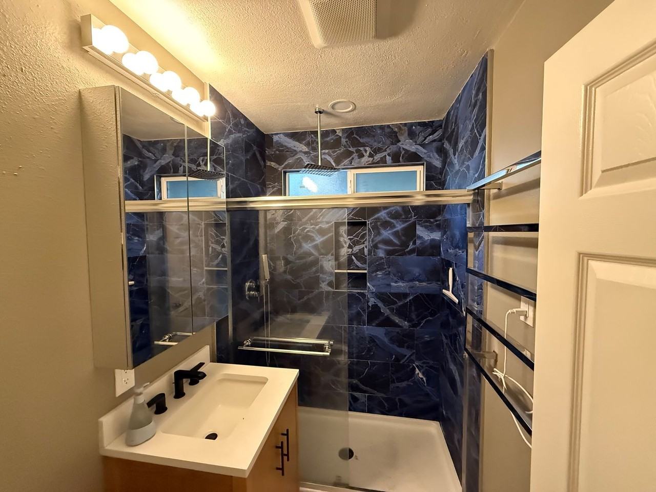 216 11th St - Photo 3 of 7