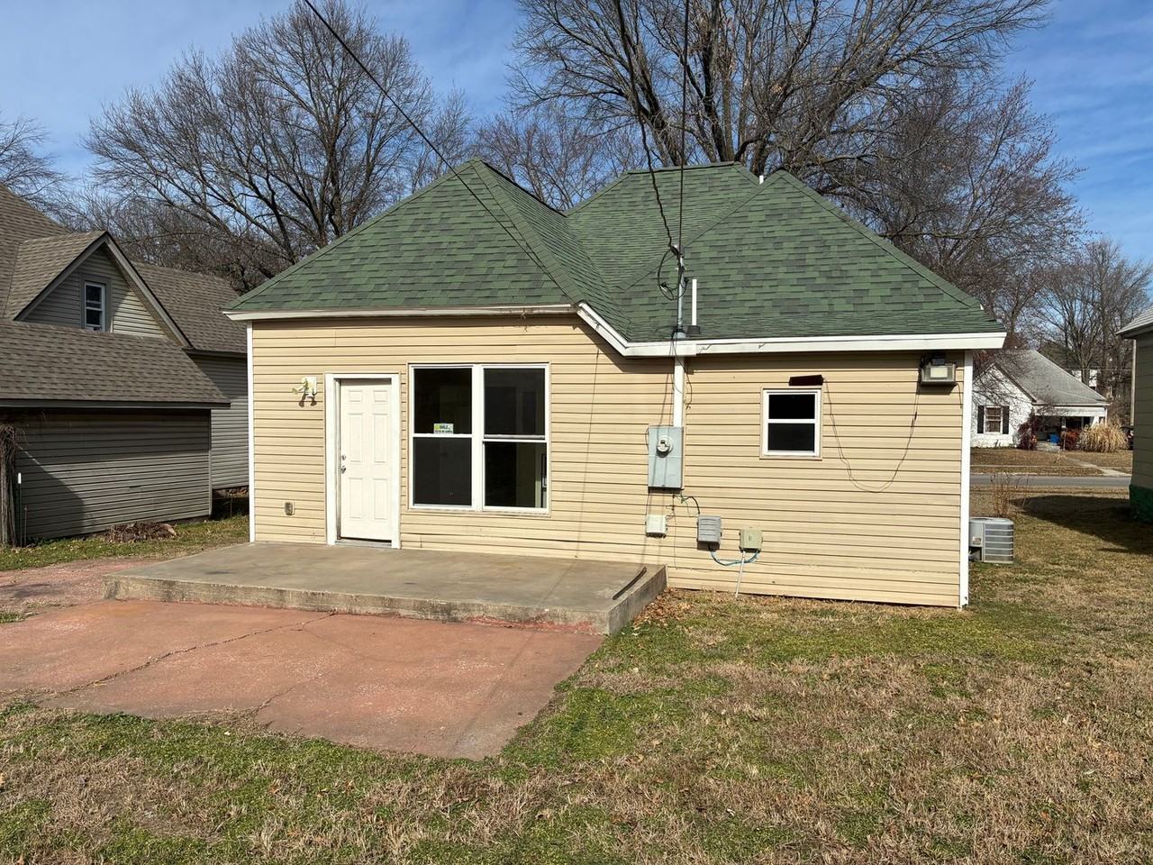 830 W Scott St - Photo 2 of 7