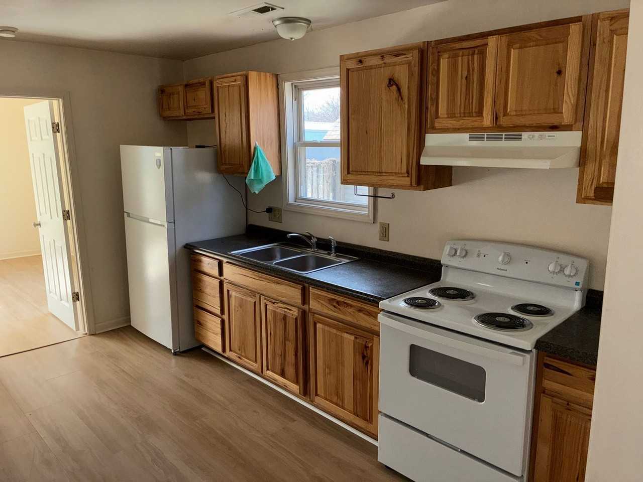 830 W Scott St - Photo 3 of 7