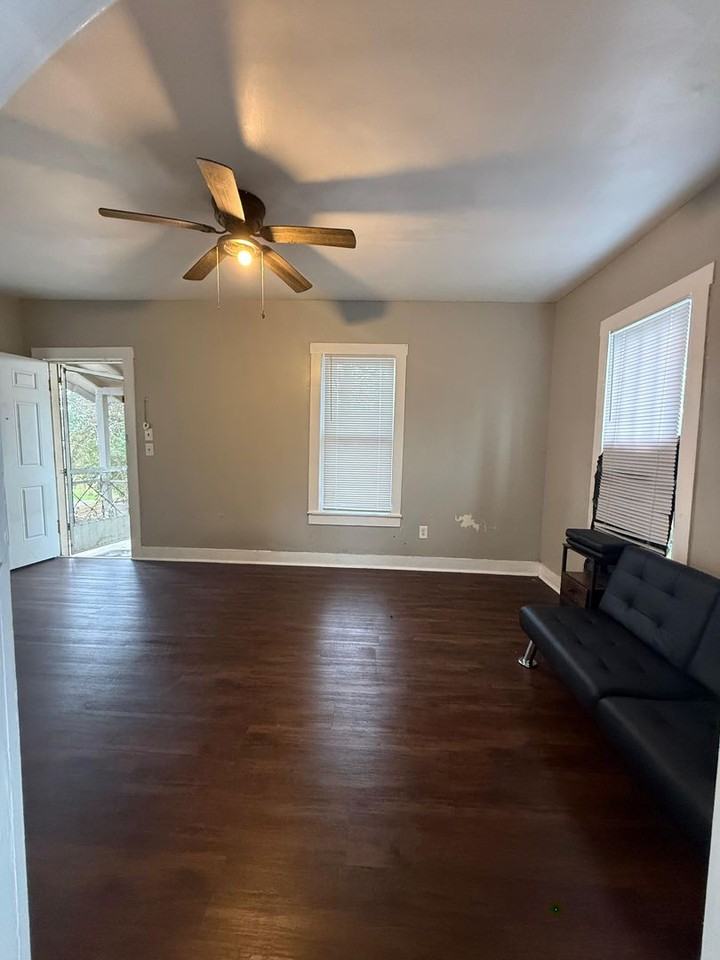 1108 Dallas St - Photo 4 of 7