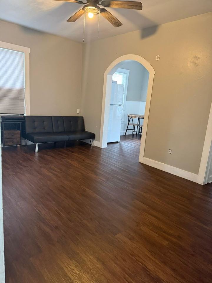 1108 Dallas St - Photo 5 of 7