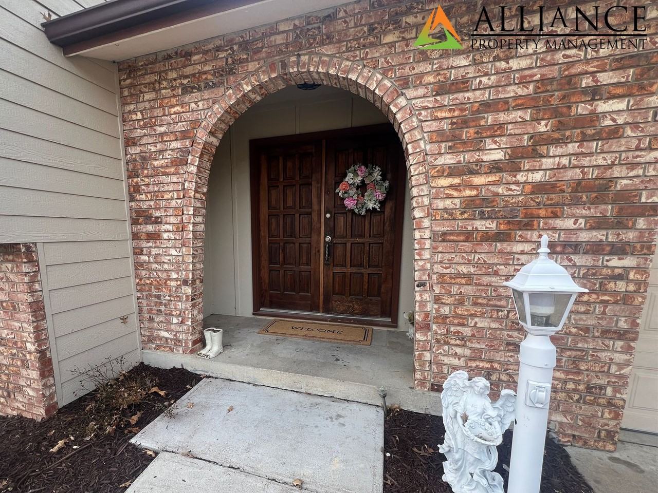 3052 Tamarak Dr - Photo 4 of 43