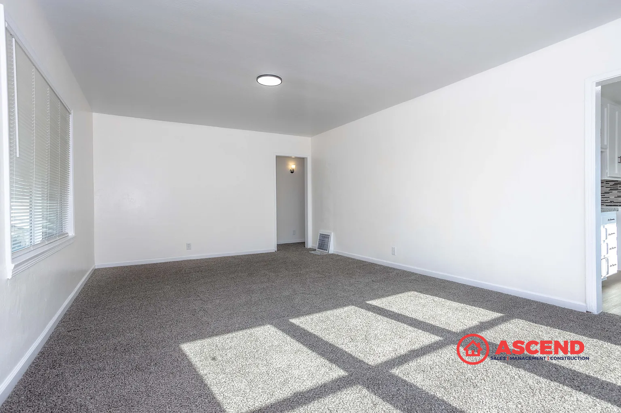 312 S Myrtle St - Photo 3 of 20