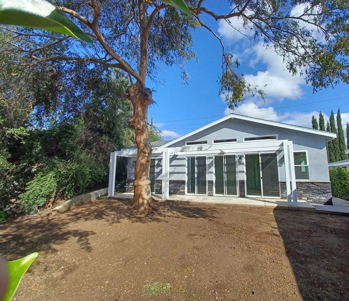 319 E Ramona St - Photo 3 of 31