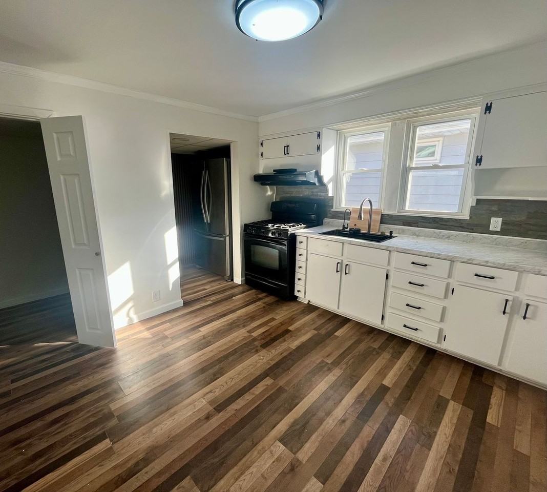 836 Pine St - Photo 2 of 8