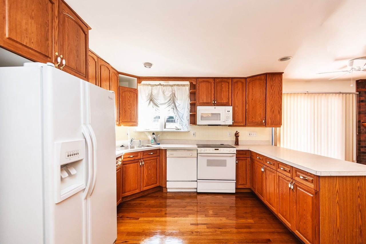 4762 Barroyal Dr - Photo 4 of 41