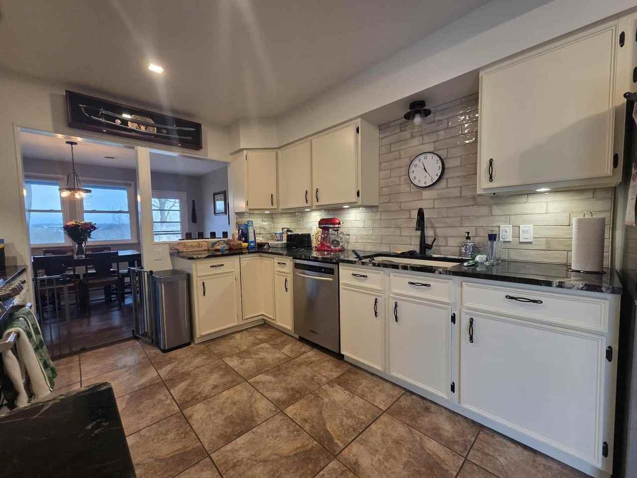 801 Willard Pl - Photo 3 of 46