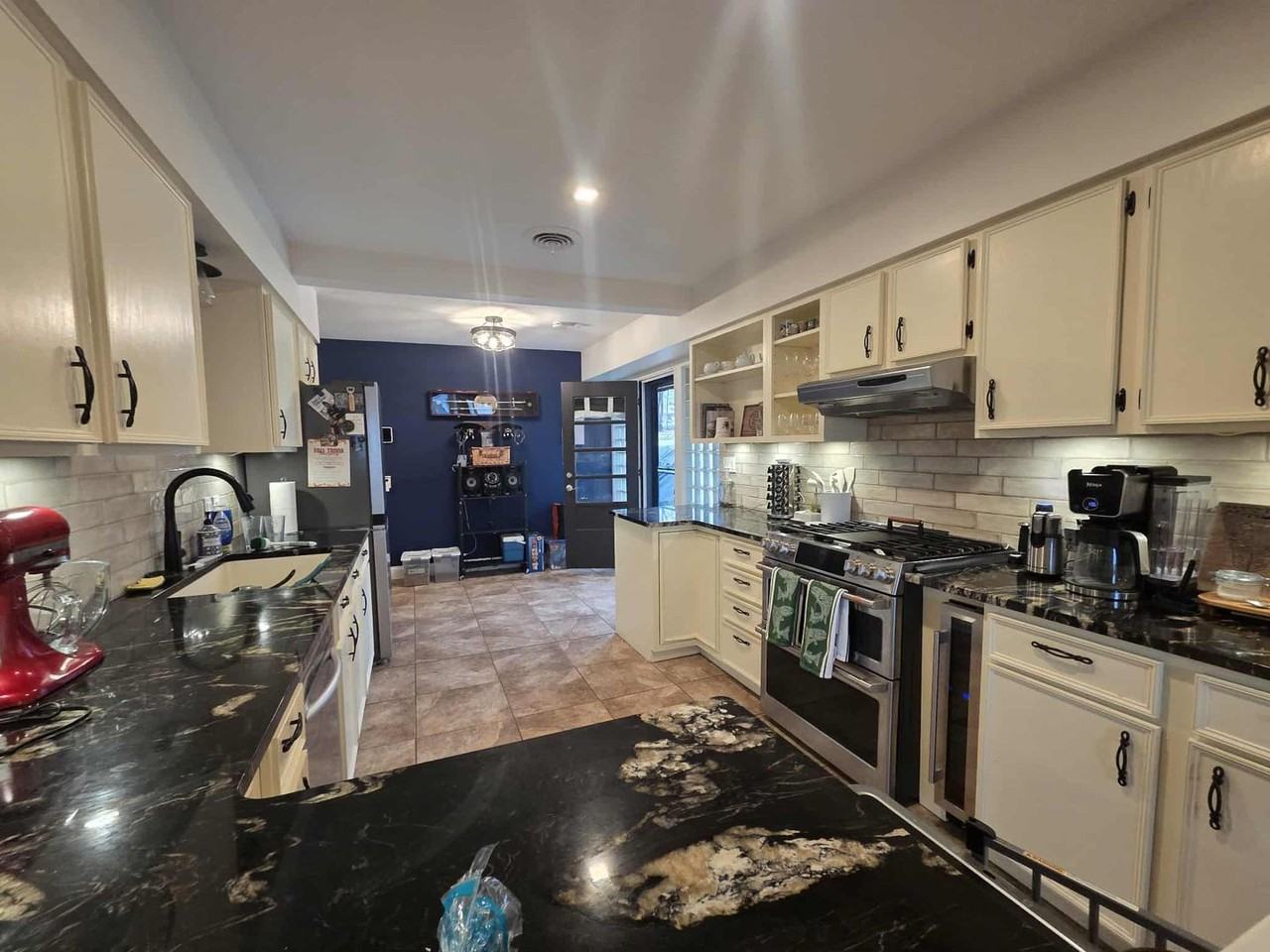 801 Willard Pl - Photo 4 of 46