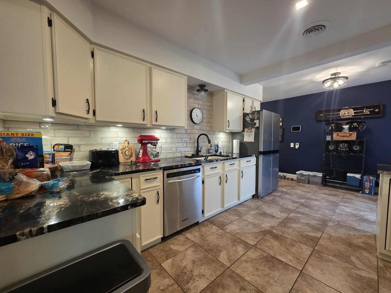 801 Willard Pl - Photo 7 of 46