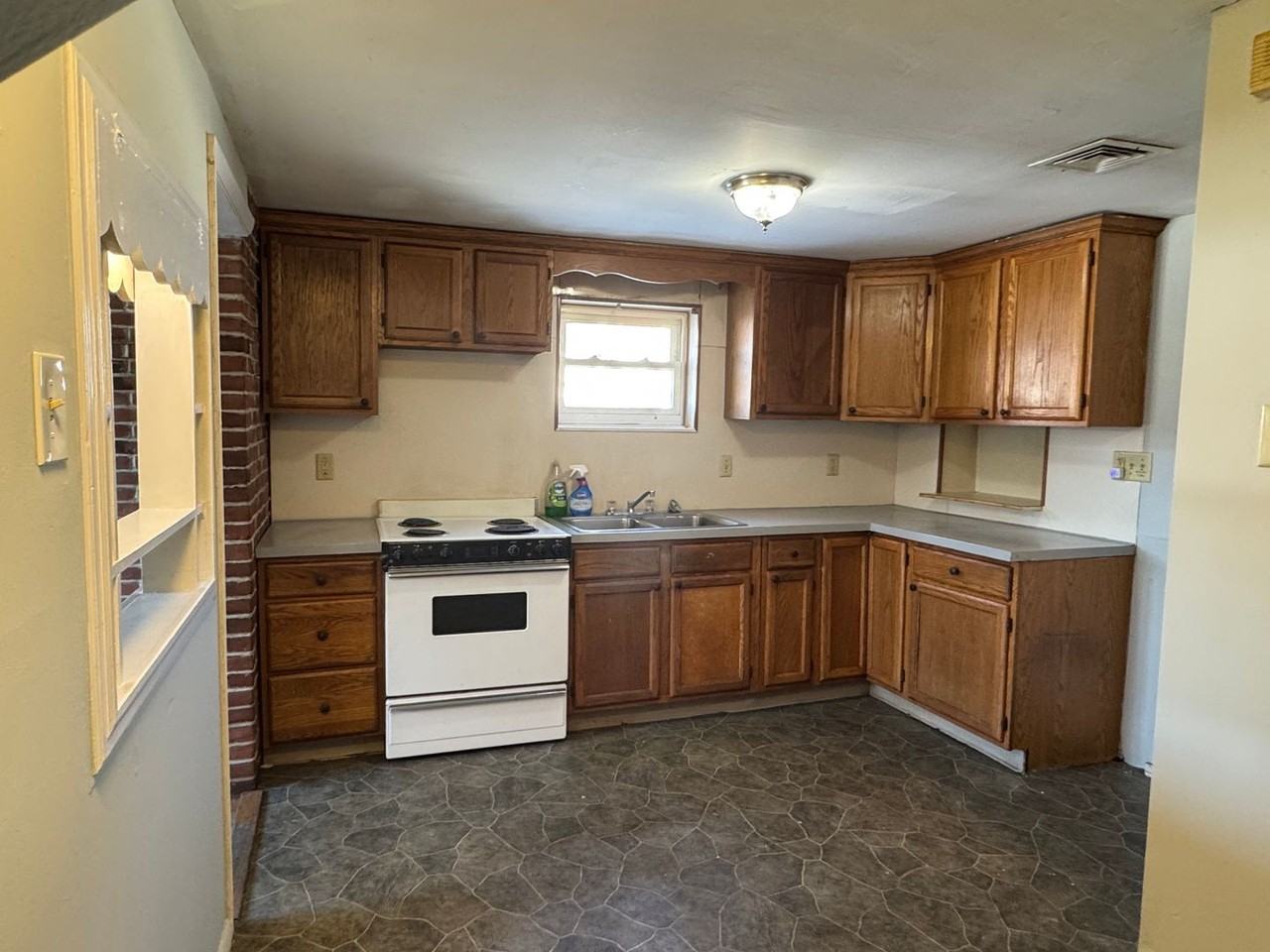 75 Reiker Ave - Photo 3 of 17