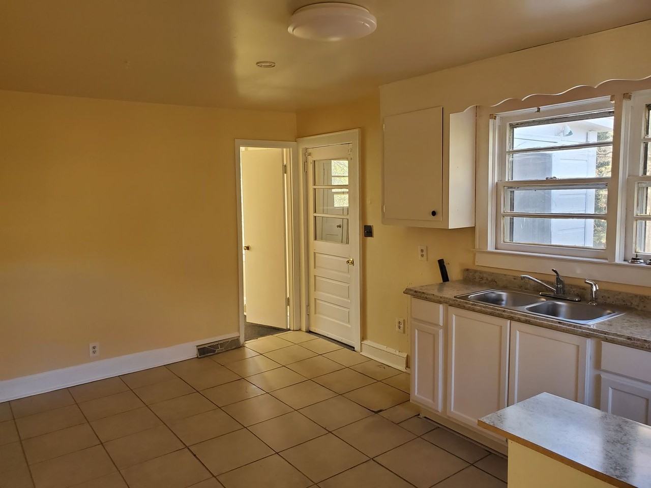 140 Glenn Rd - Photo 5 of 10