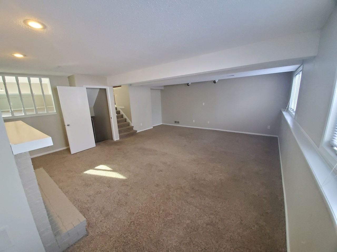 214 E Hughes Cir - Photo 7 of 19