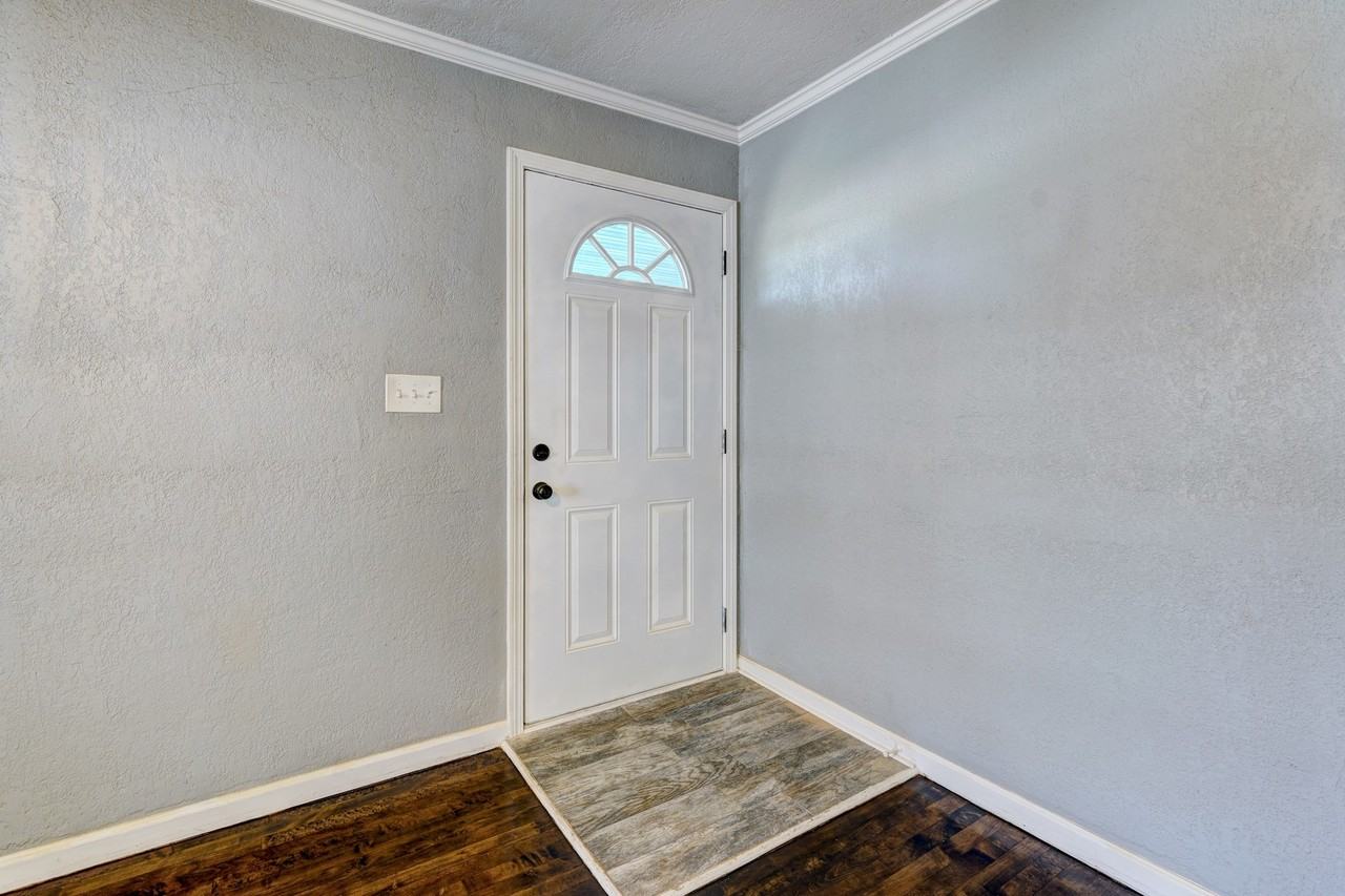 9705 N University Ave - Photo 3 of 26