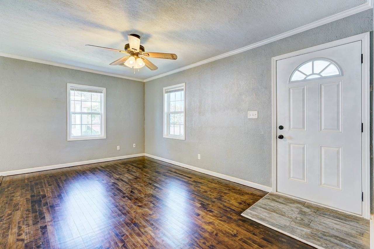 9705 N University Ave - Photo 4 of 26