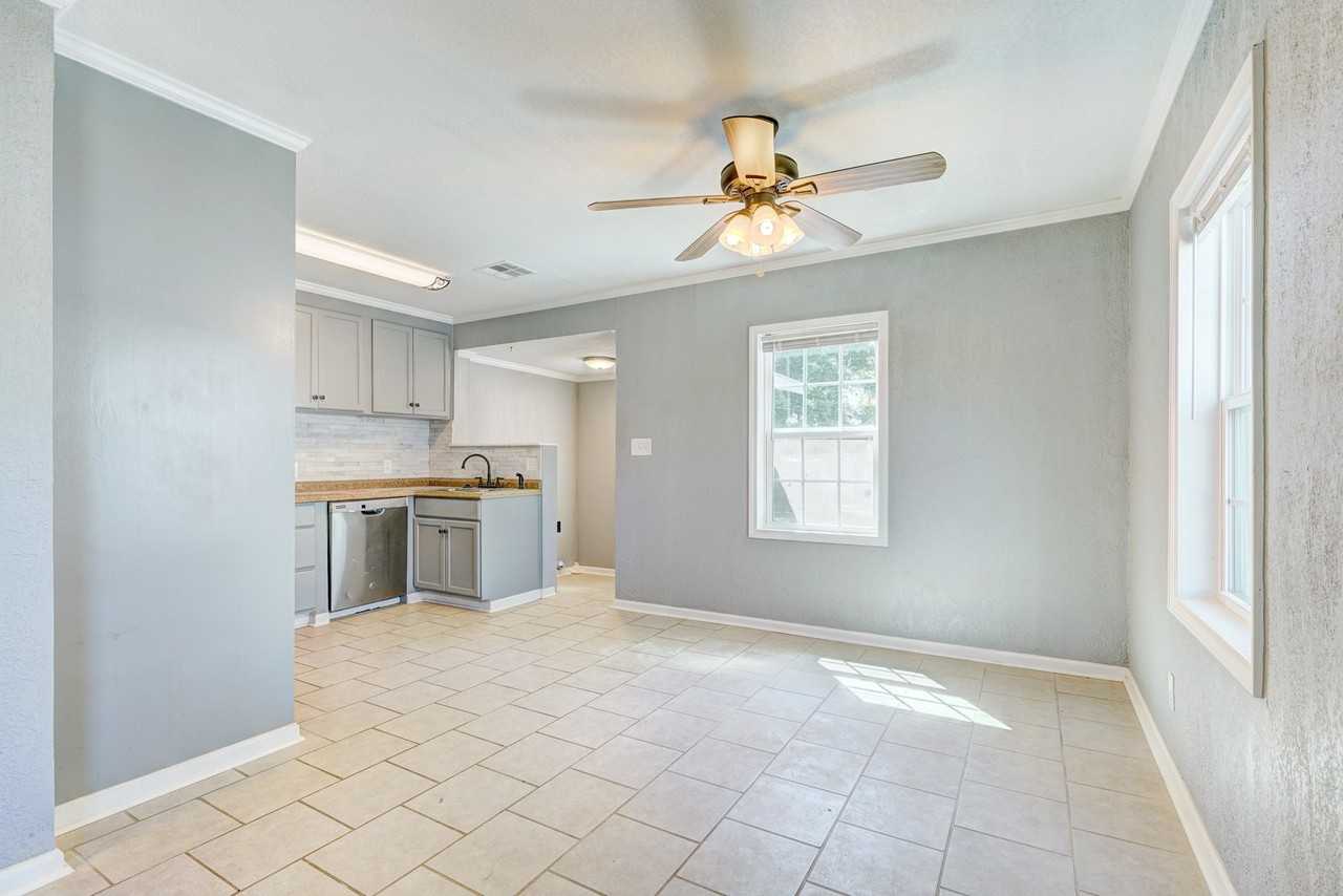 9705 N University Ave - Photo 7 of 26