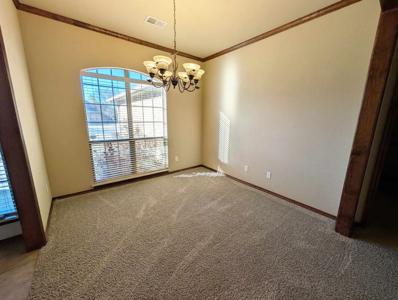 609 Sally Ct - Photo 4 of 26