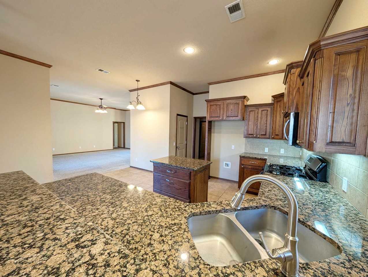 609 Sally Ct - Photo 7 of 26