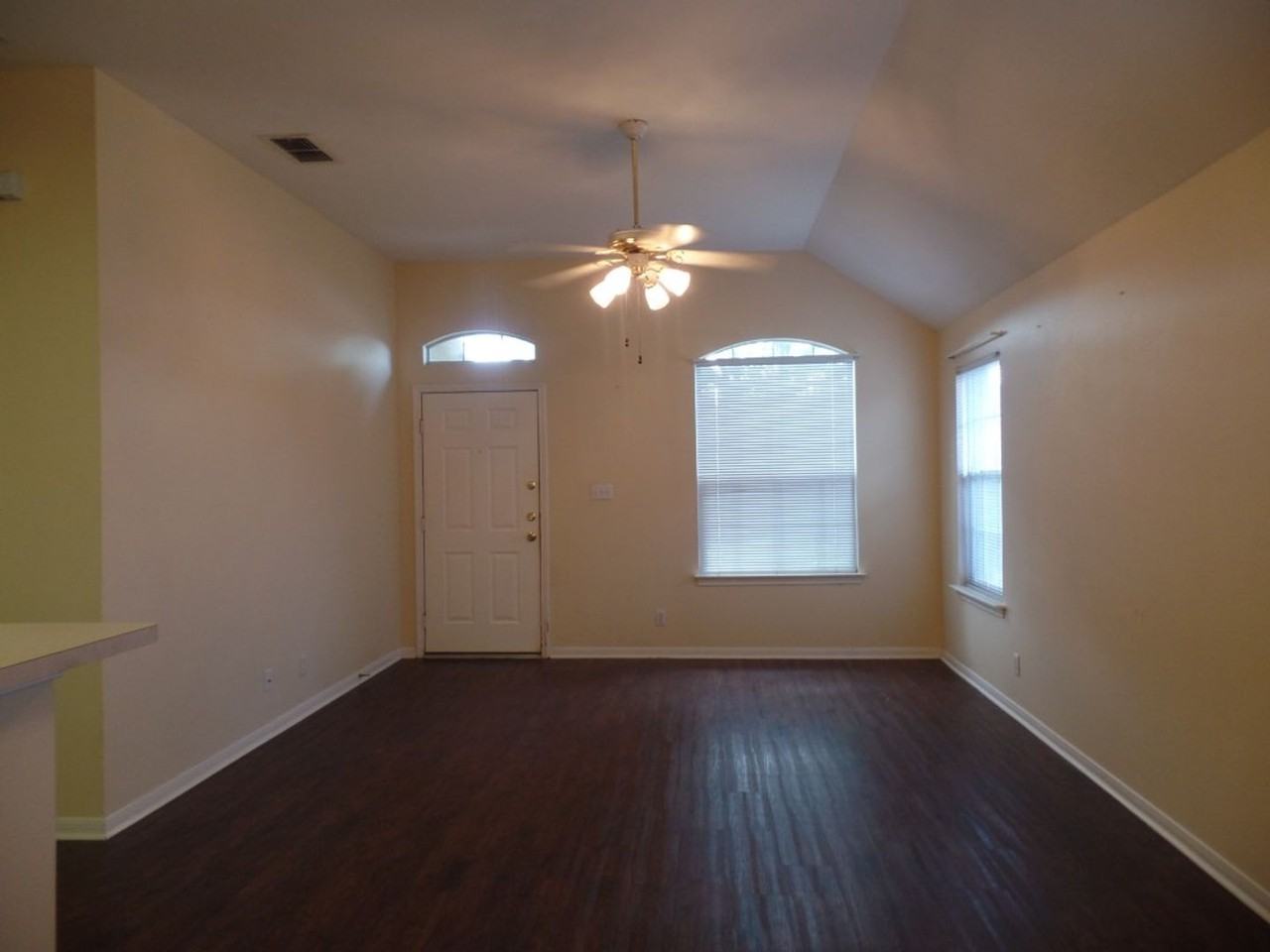 106 Providence Ct - Photo 2 of 11