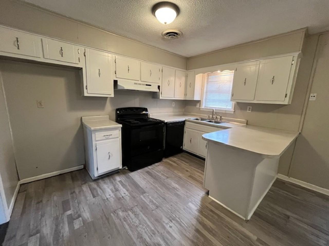 38 Hillbrook Dr - Photo 3 of 11