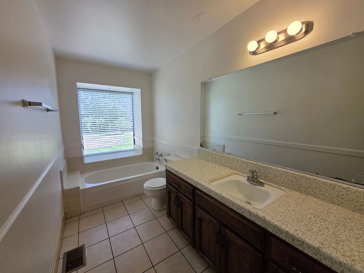 2244 S Divisadero St - Photo 6 of 12