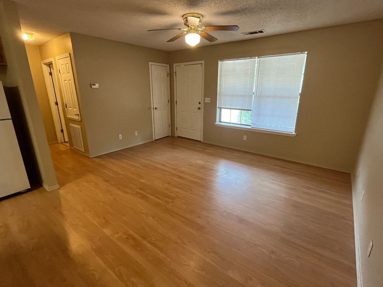 406 Shadow Dr - Photo 3 of 13