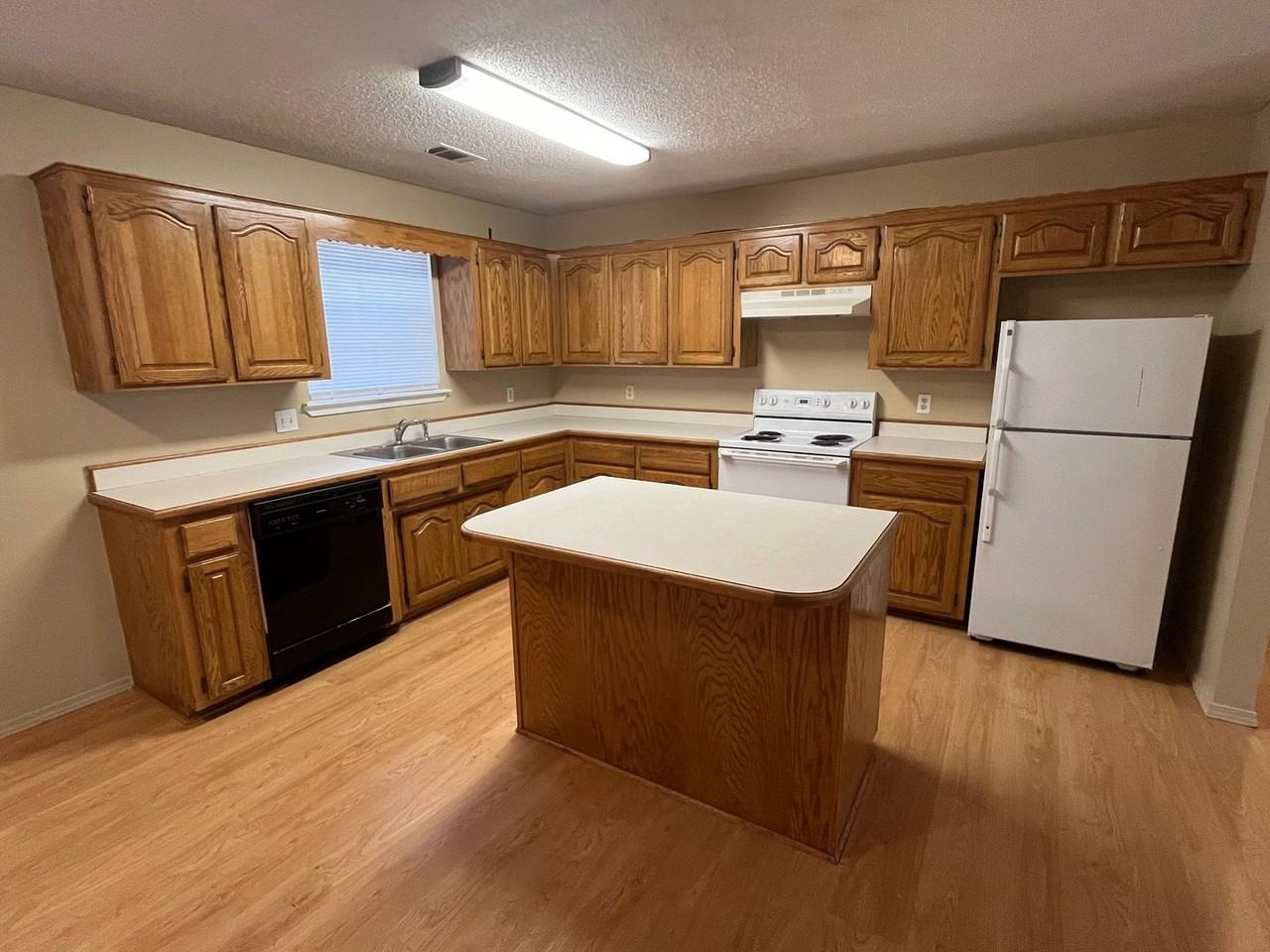 406 Shadow Dr - Photo 4 of 13