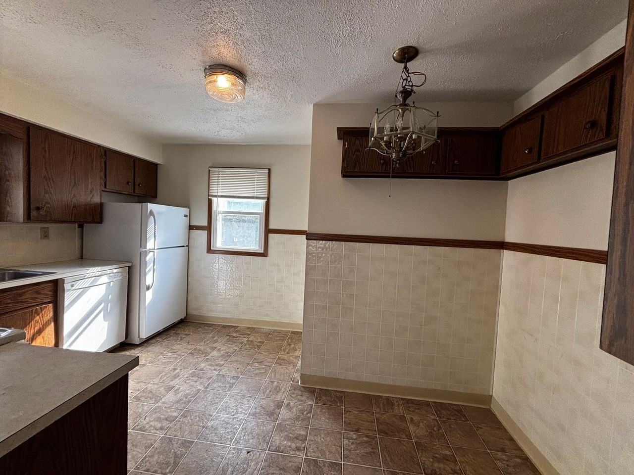 429 W Poplar St - Photo 4 of 17