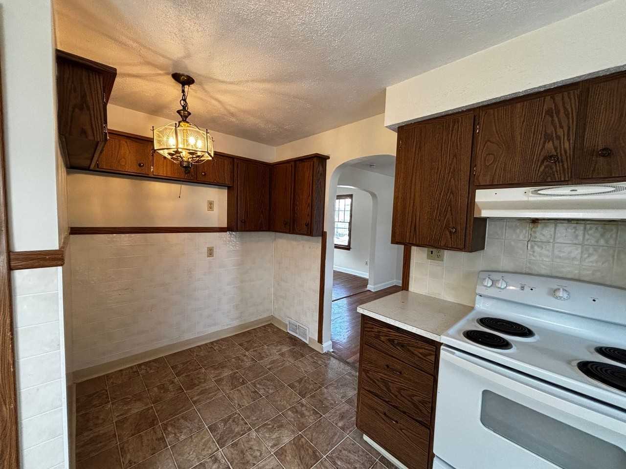 429 W Poplar St - Photo 5 of 17