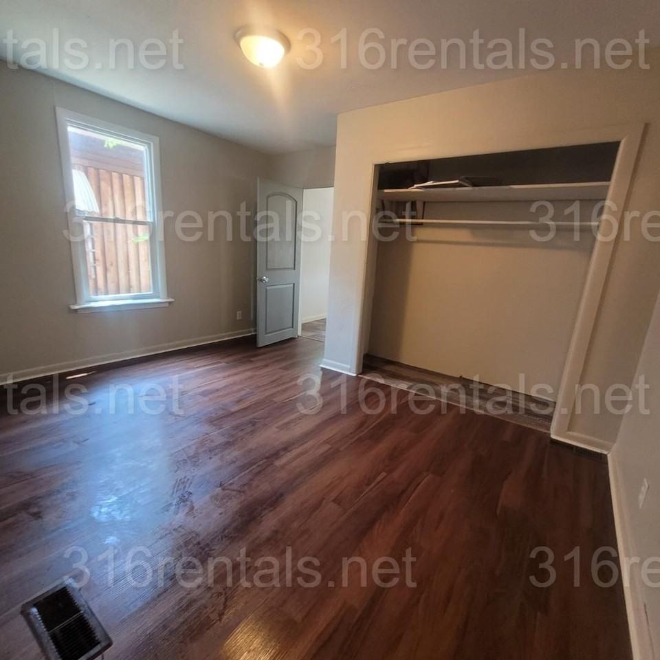 1110 N Pine St - Photo 6 of 11
