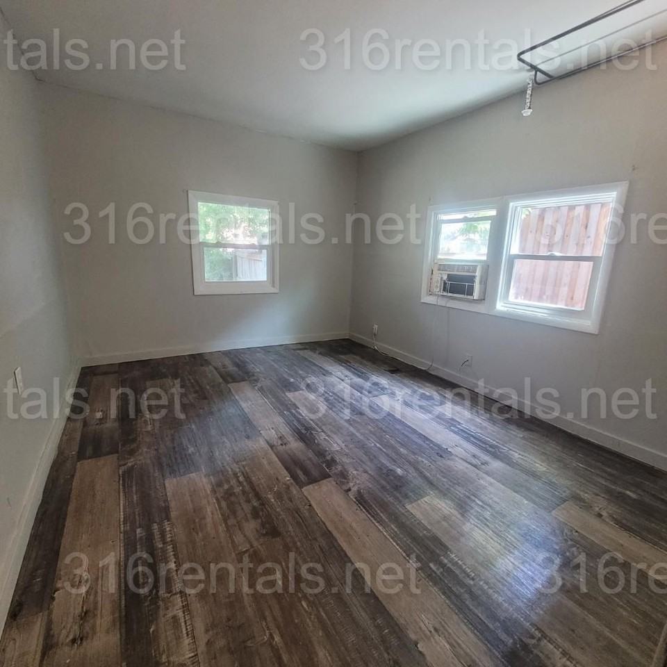 1110 N Pine St - Photo 7 of 11