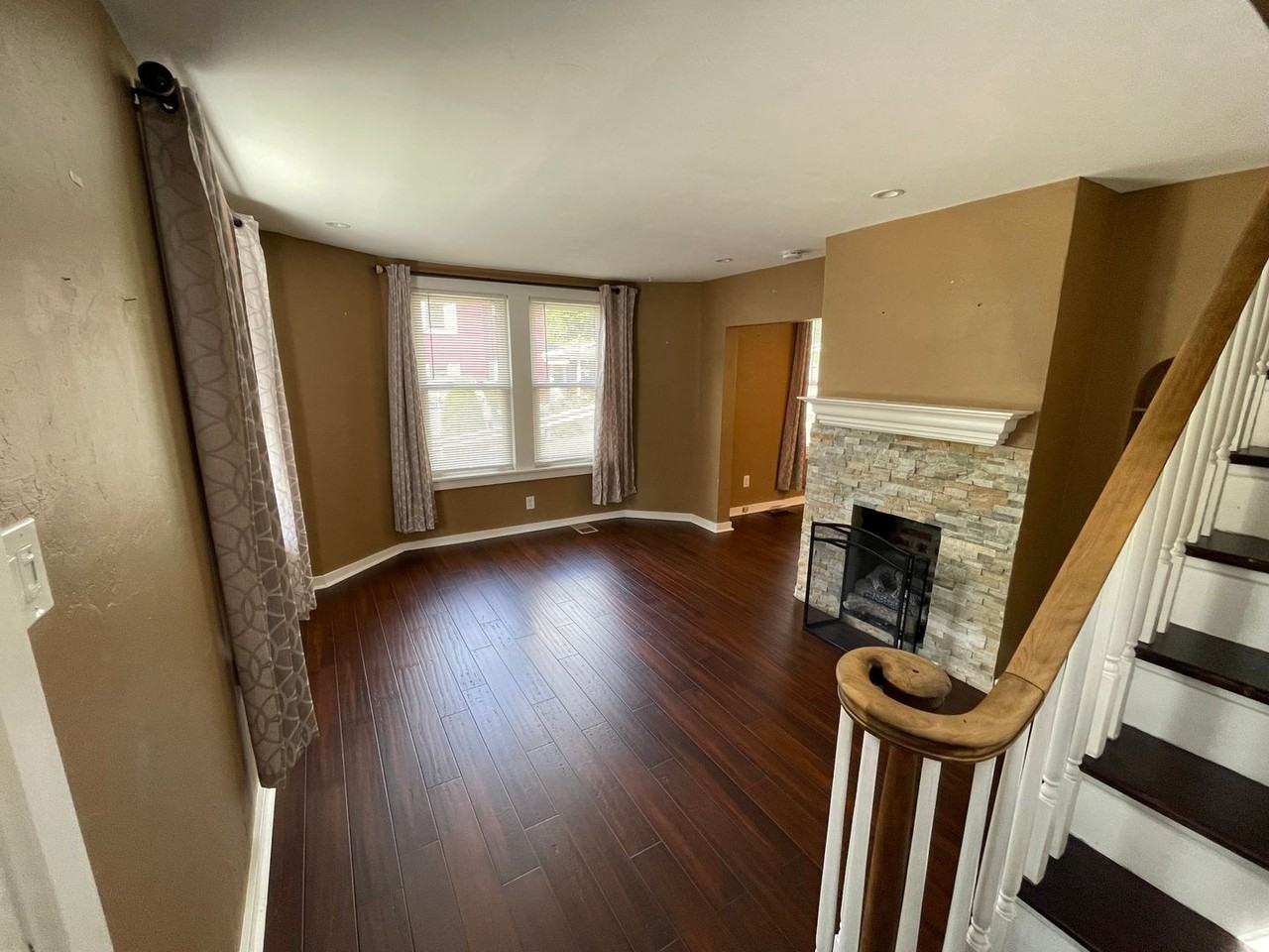 401 Clarence St - Photo 2 of 18