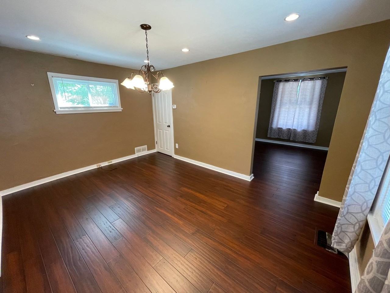 401 Clarence St - Photo 4 of 18