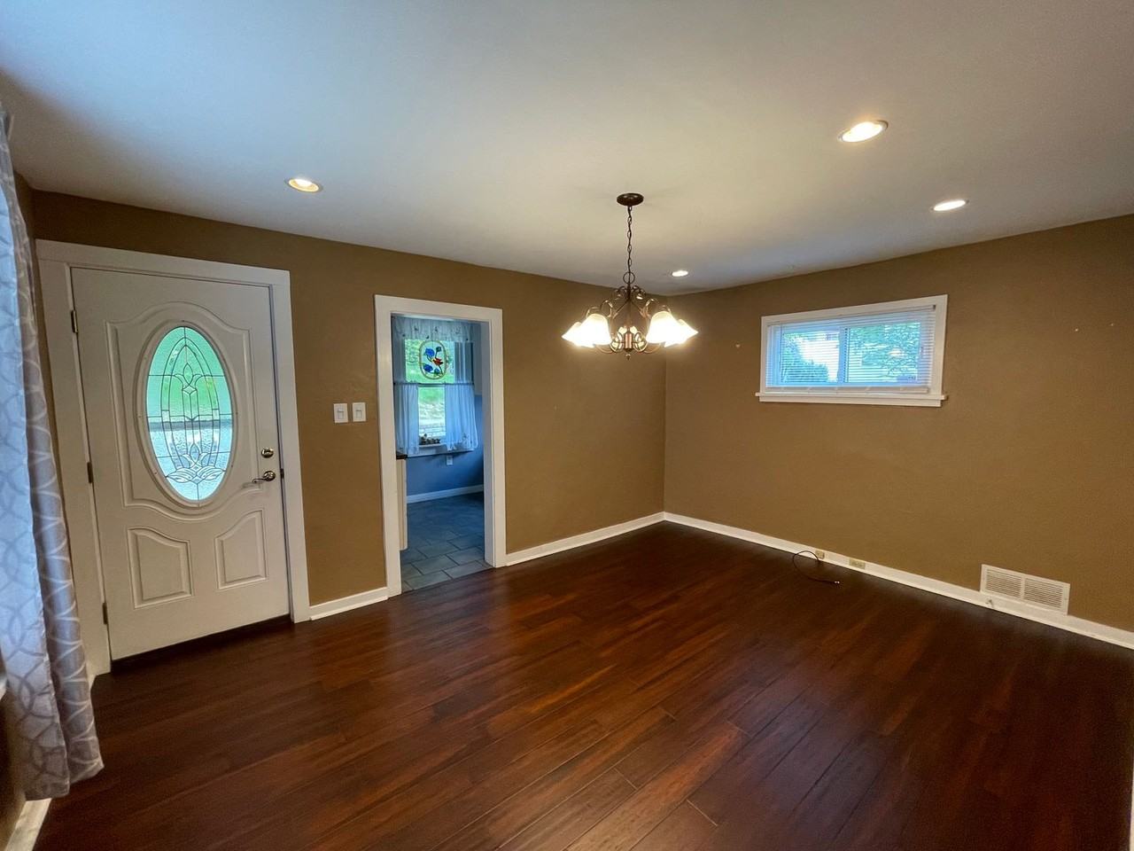 401 Clarence St - Photo 5 of 18