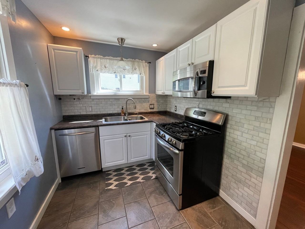 401 Clarence St - Photo 6 of 18