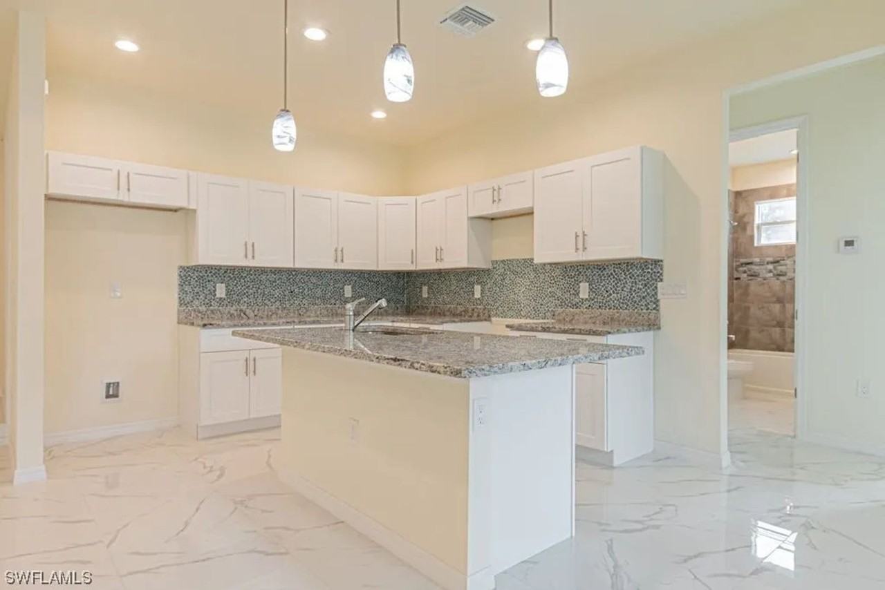 434 Pinehurst Ave - Photo 5 of 17