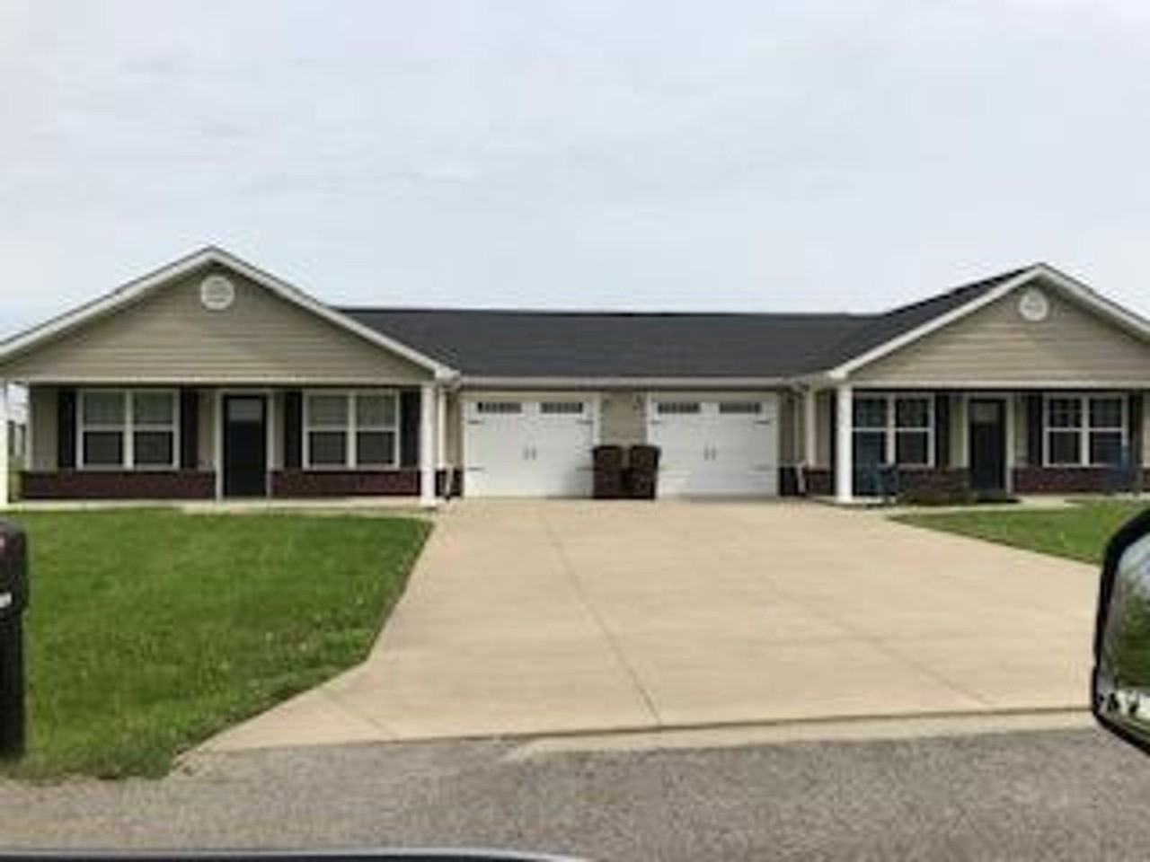 Quiet location, conveniently located close to historic downtown. Open floor plan. Granite counter tops, 1 car garage. - Photo 2 of 15