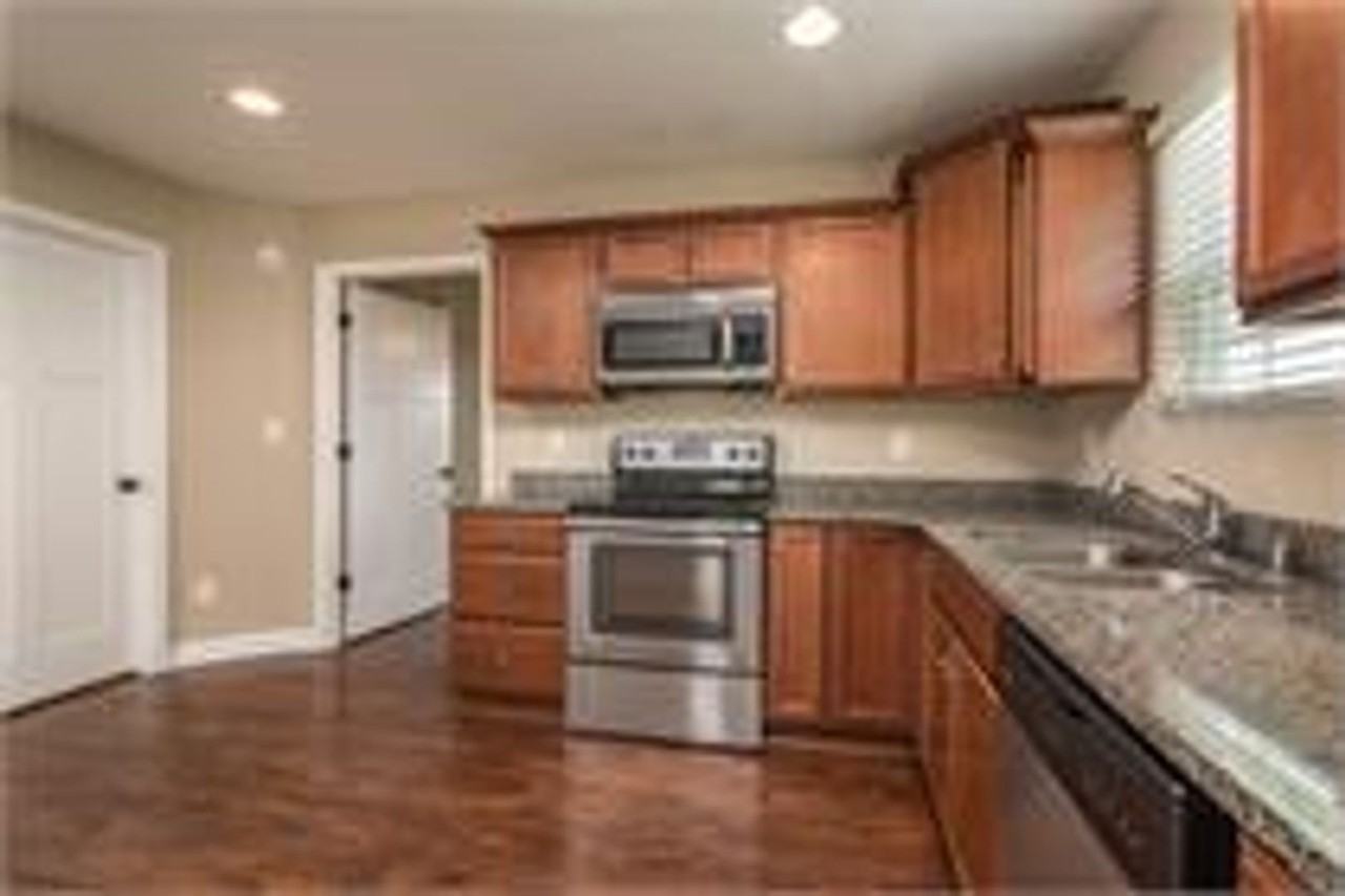 Quiet location, conveniently located close to historic downtown. Open floor plan. Granite counter tops, 1 car garage. - Photo 4 of 15