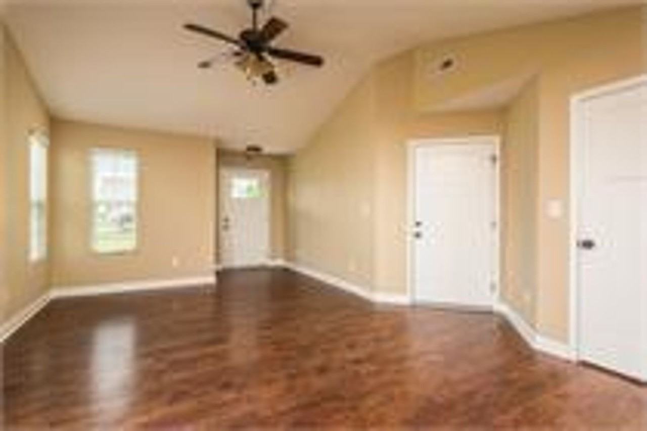 Quiet location, conveniently located close to historic downtown. Open floor plan. Granite counter tops, 1 car garage. - Photo 6 of 15