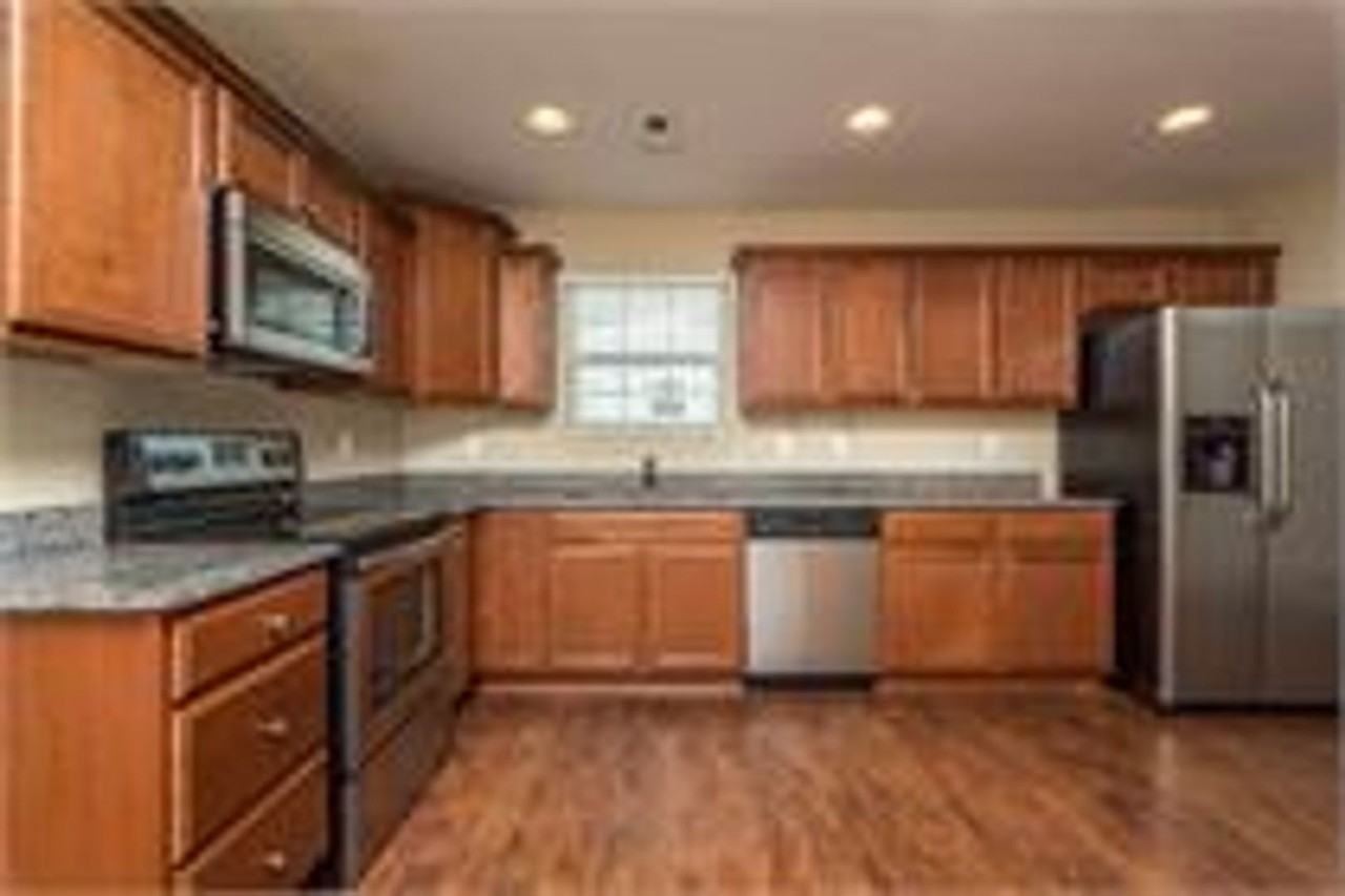 Quiet location, conveniently located close to historic downtown. Open floor plan. Granite counter tops, 1 car garage. - Photo 7 of 15