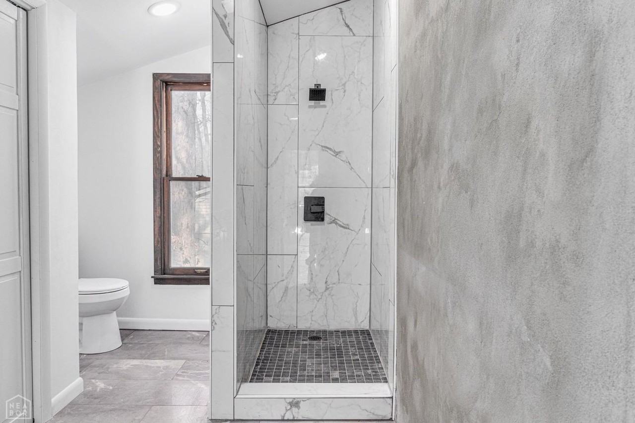 1504 Metzler Ln - Photo 2 of 10