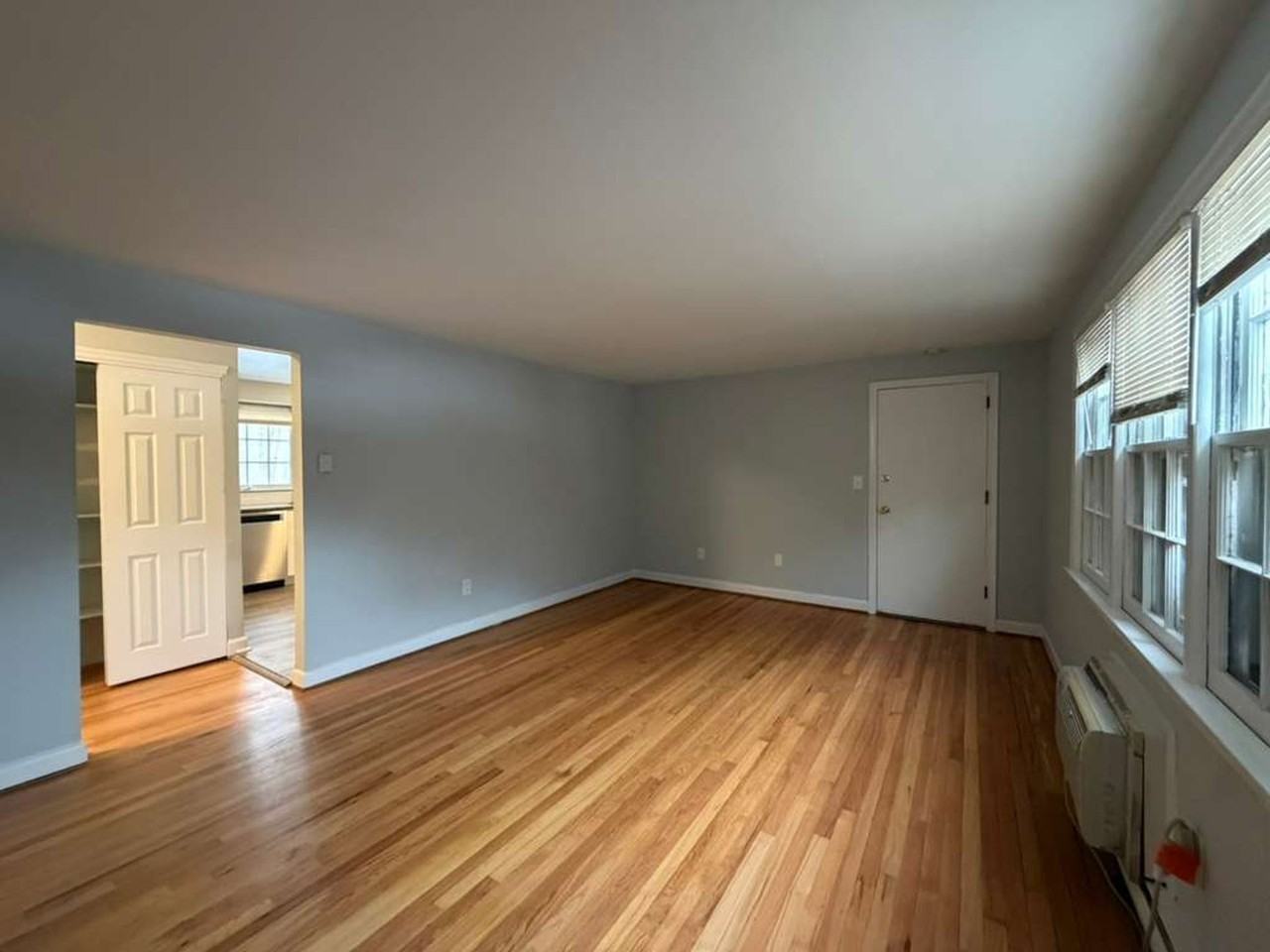 Country Club Apartments - Photo 7 of 8