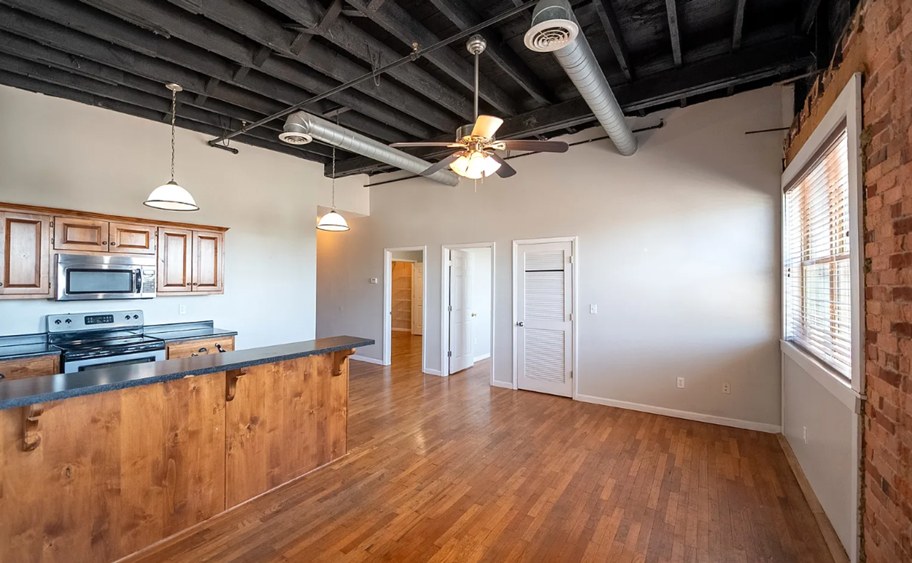 145 W Pine St - Photo 2 of 5