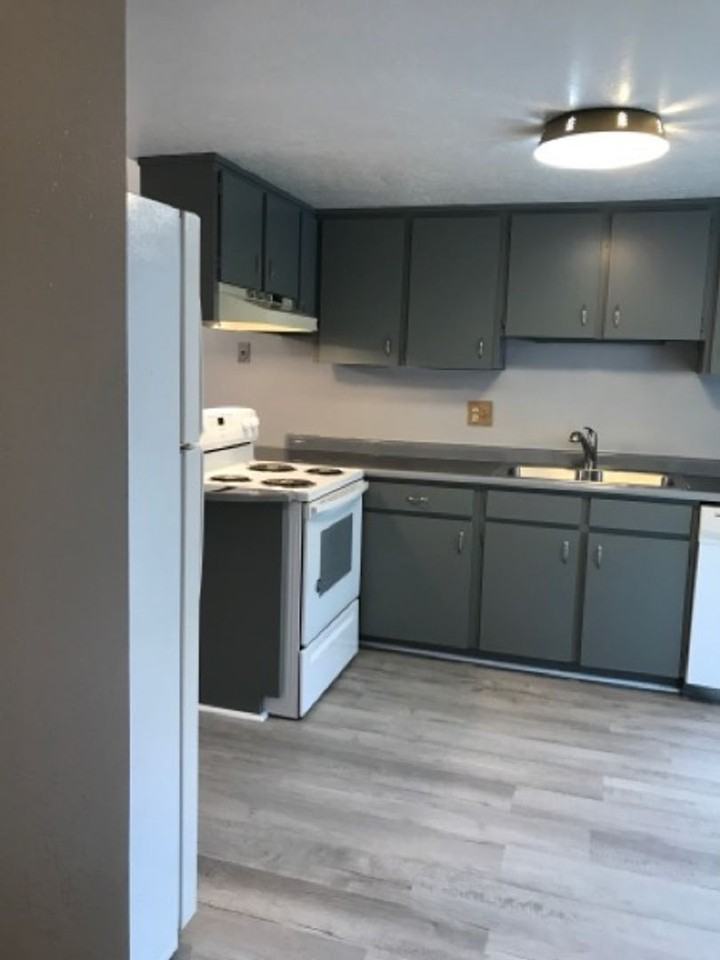 297 Monroe Pl - Photo 4 of 12