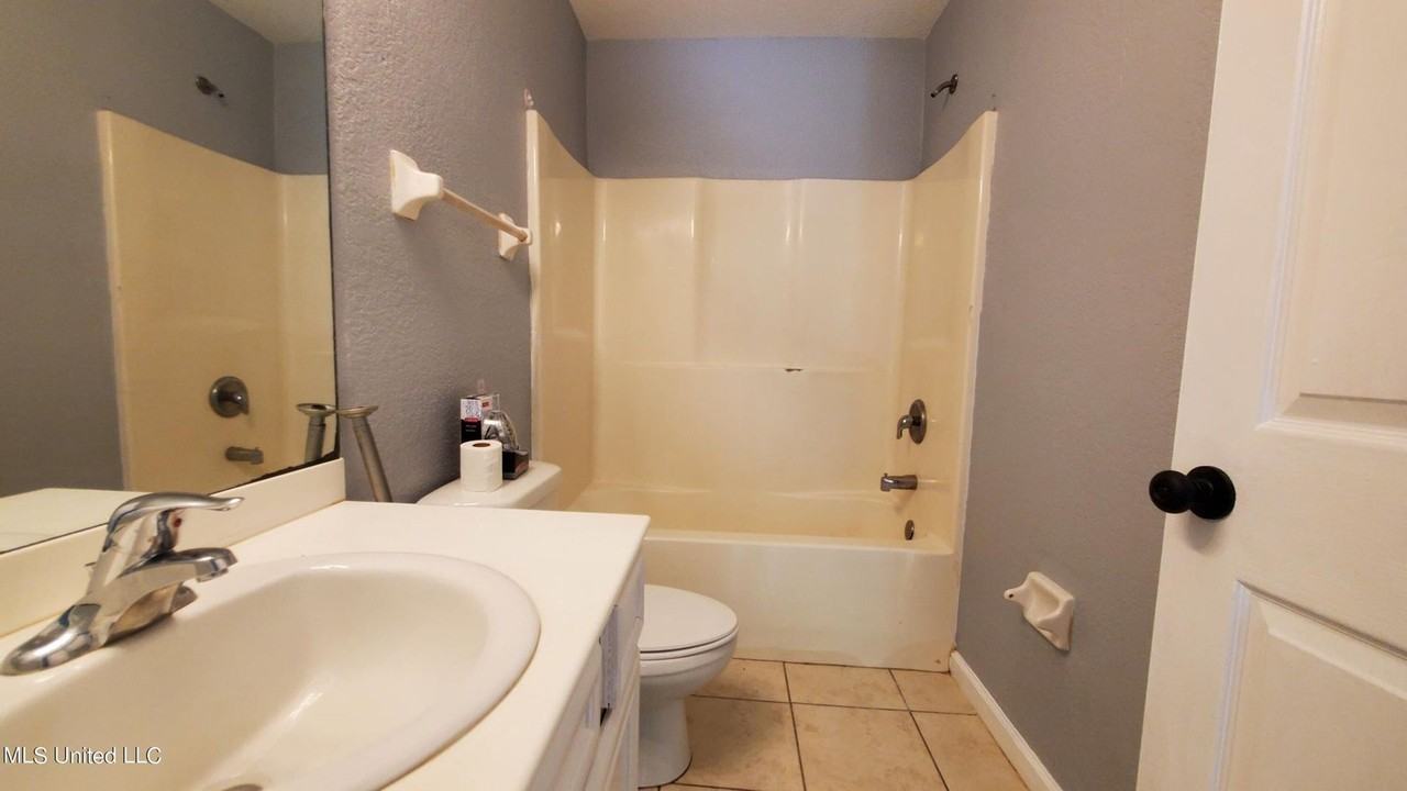 6011 E Adams St - Photo 6 of 9