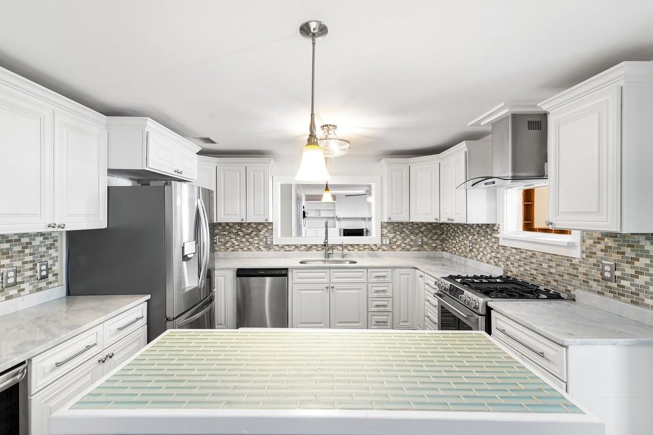 370 10th St - Photo 2 of 25