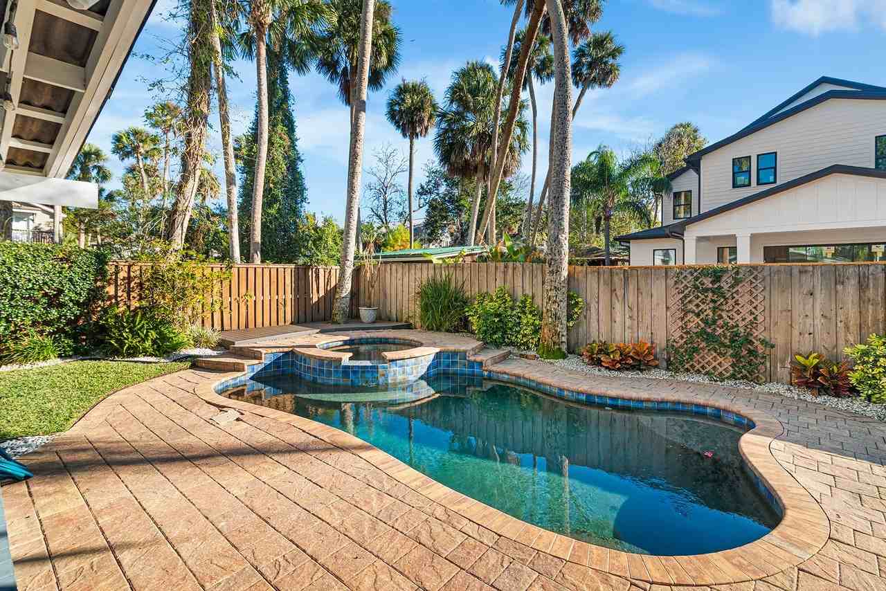 370 10th St - Photo 5 of 25