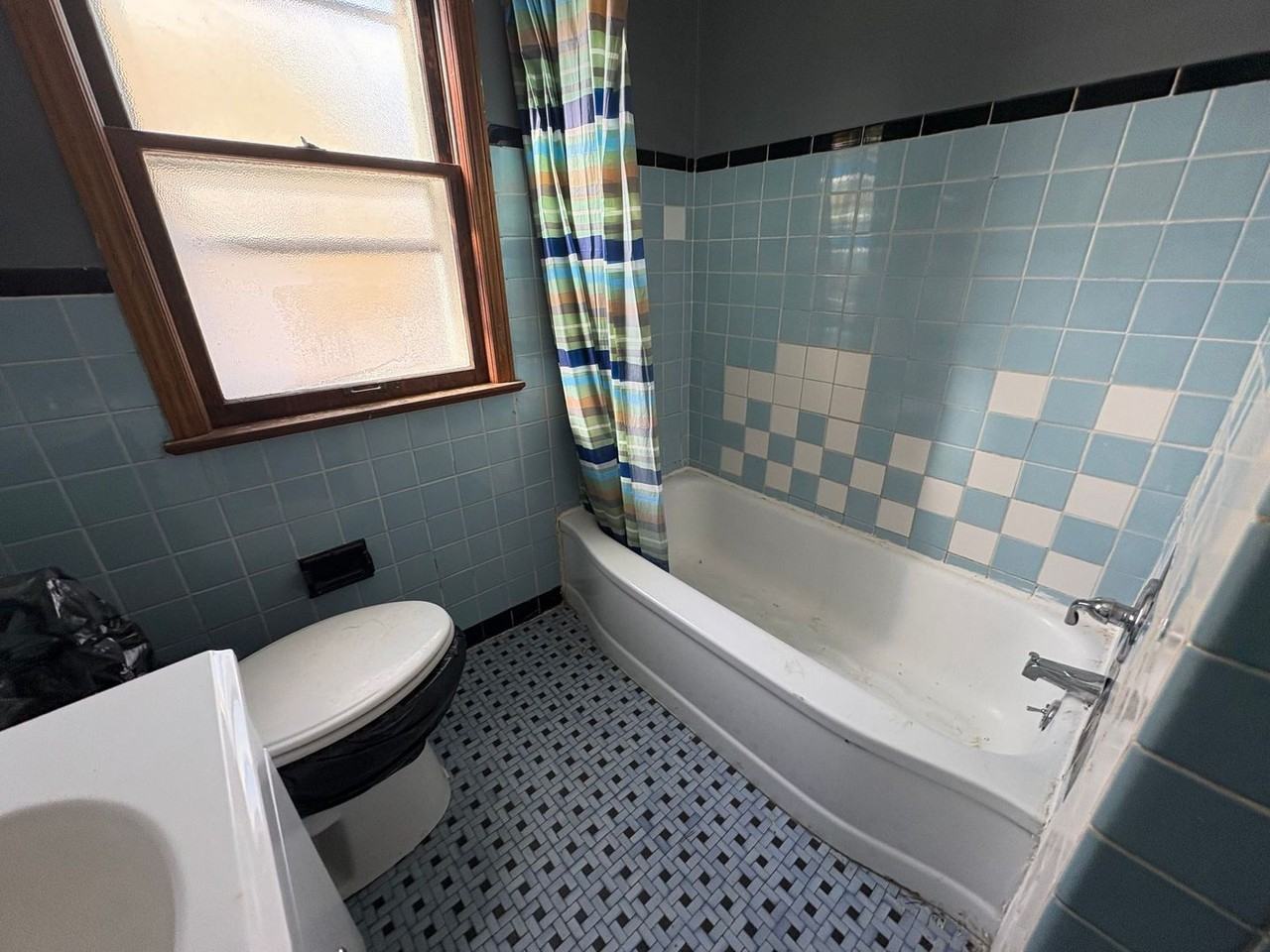 16914 Maple Heights Blvd - Photo 3 of 9