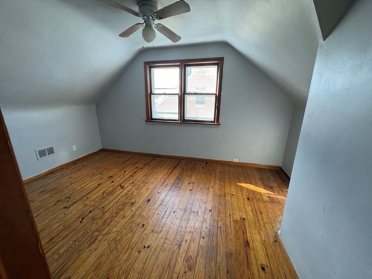 16914 Maple Heights Blvd - Photo 6 of 9