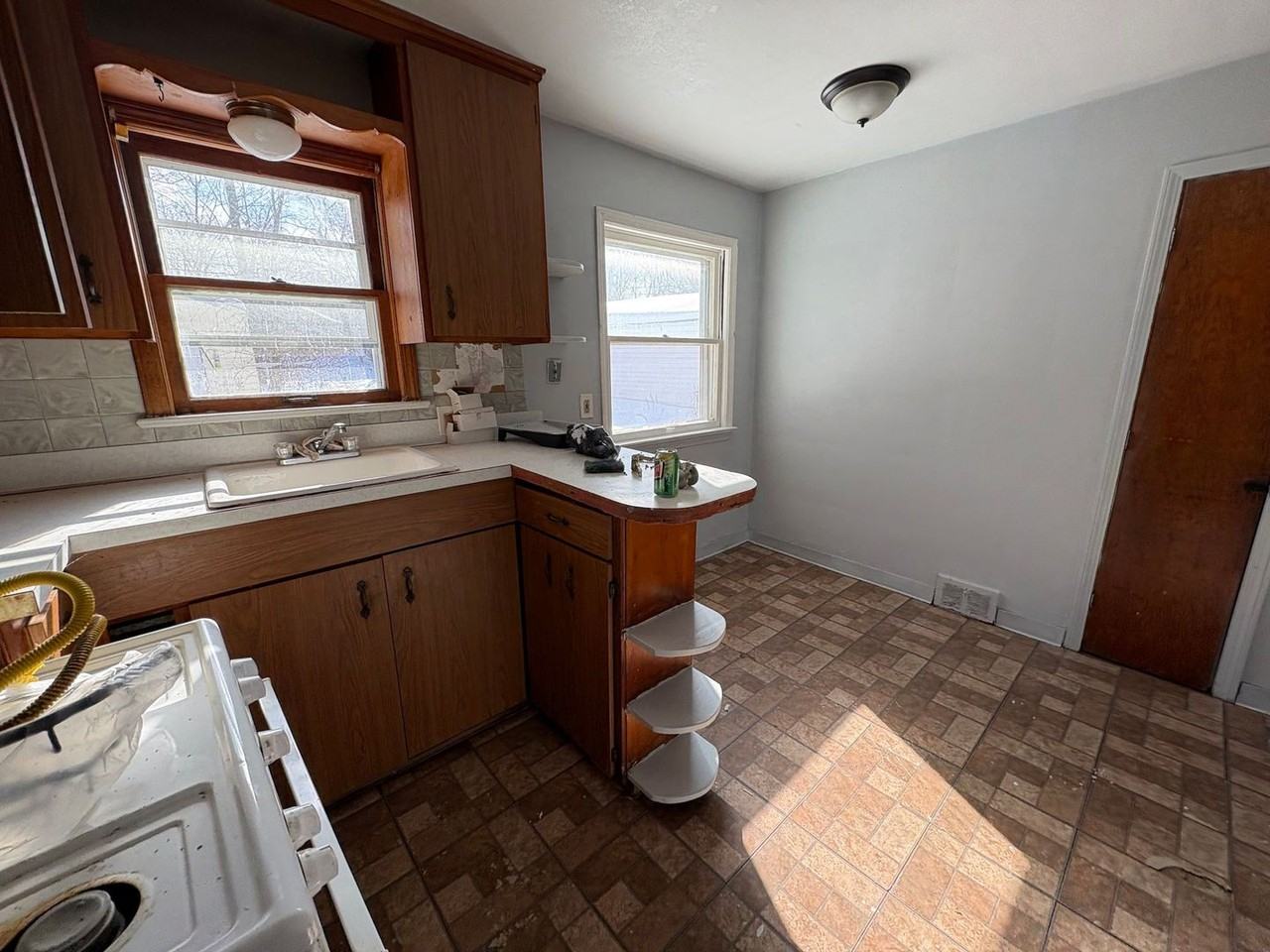 16914 Maple Heights Blvd - Photo 7 of 9