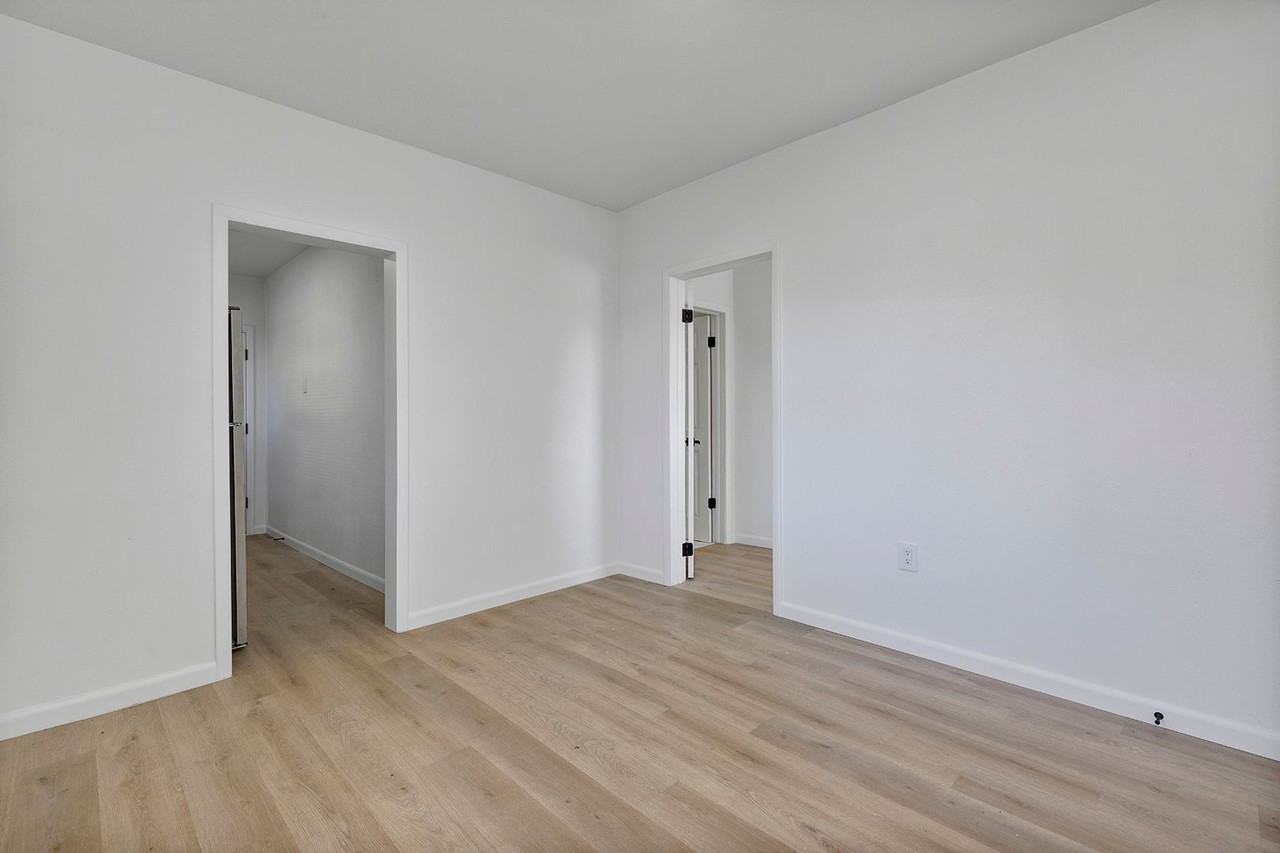 734 Thomas Ln - Photo 4 of 15